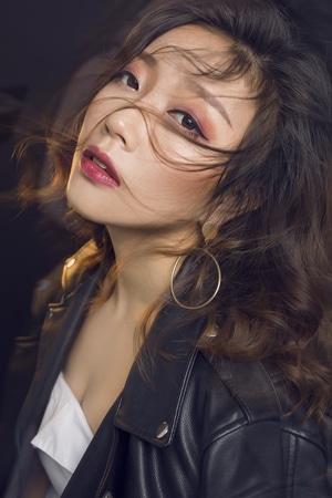 炫酷-室内写真-个性-极简-美女 图片素材