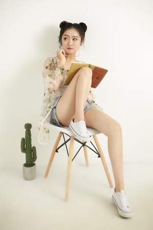 个性-可爱-极简-室内写真-美女 图片素材