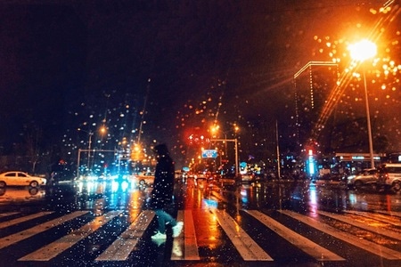雨夜-街头-色彩斑澜-斑马线-手机摄影 图片素材