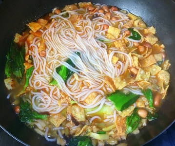 宅家美食-螺蛳粉-手机-武汉-锅 图片素材