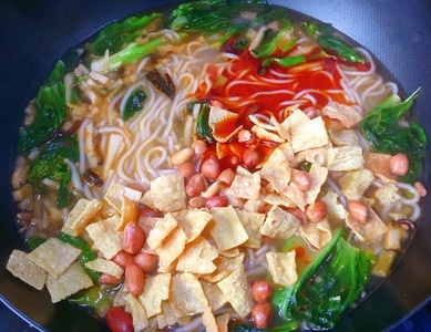 宅家美食-螺蛳粉-手机-武汉-美食 图片素材