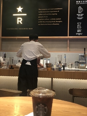 星巴克-男人-男性-店员-饮品 图片素材