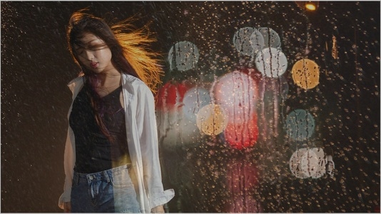 美女-街拍-光影-雨中-画 图片素材