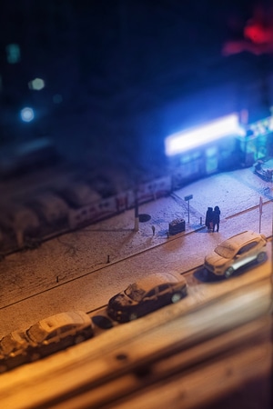 你好2020-雪夜-夜景-雪景-汽车 图片素材
