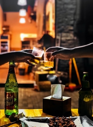 重庆市-干杯-酒杯-啤酒-桌面 图片素材
