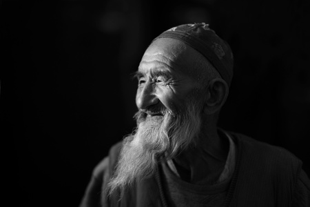维吾尔族老者-拍摄-塔克拉玛干沙漠腹地-古村落-维吾尔族老者 图片素材
