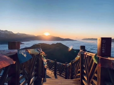 在路上-达瓦更扎-最好的观景平台-看日照金山-风景 图片素材