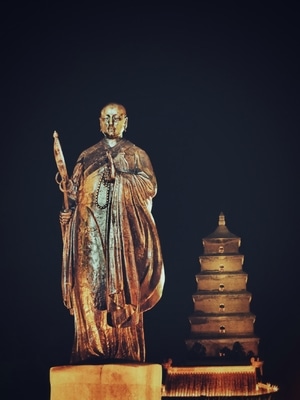 手机摄影-尘世烟火-大慈恩寺-玄奘铜像-铜像 图片素材