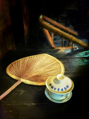 茶馆-暗光-蒲扇-茶具-茶杯 图片素材
