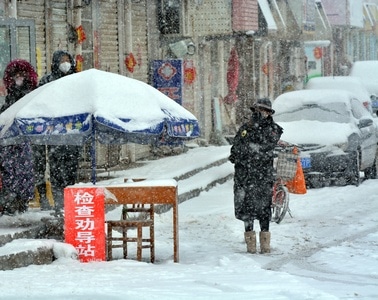 最美口罩照-致敬-街道-雪-执法人员 图片素材