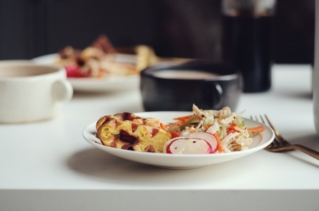 猫咪-早餐-美食摄影-餐桌上的幸福-宅家 图片素材