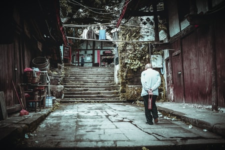 小镇-老人-动物-老人-道路 图片素材