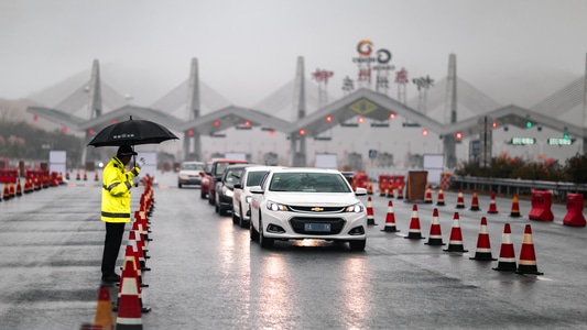 疫情防控中的新年-收费站-公安-警察-汽车 图片素材