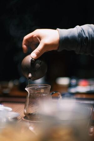 宅家-纪实-茶壶-茶盏-手 图片素材