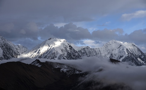 云中贡嗄-旅行-山峰-雪山-风景 图片素材