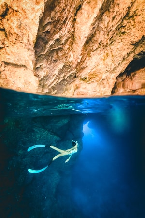 人像-潜水-塞班岛-洞穴-悬崖 图片素材
