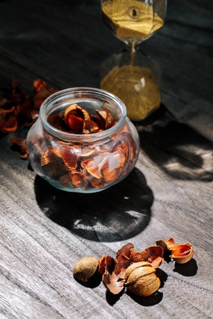光影-玻璃杯-坚果壳-香料-玻璃罐 图片素材