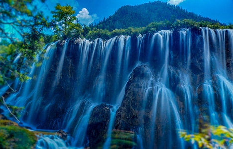 瀑布-流水-阳光-远山-天空 图片素材