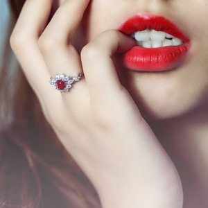 人像-美女-戒指-红宝石-鸽血红 图片素材