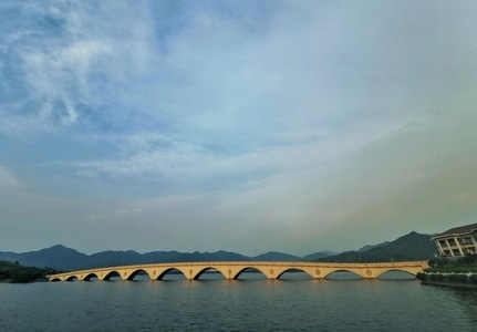 湖水-远山-日落-长桥-夏日 图片素材