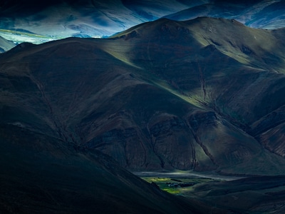 大山深处-淡淡的晨曦-山谷中的绿色田园-山-山脉 图片素材
