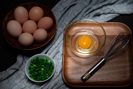 食物-鸡蛋-蛋黄-葱花-餐具 图片素材