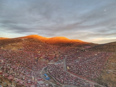 旅行-色达-藏地-日落时分-远山和夕阳 图片素材