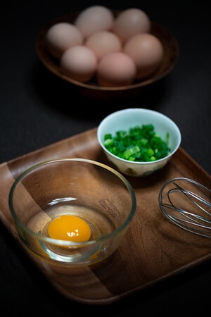 食物-鸡蛋-蛋黄-葱花-餐具 图片素材