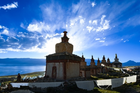 佛塔-圣湖-转经-塔-佛塔 图片素材