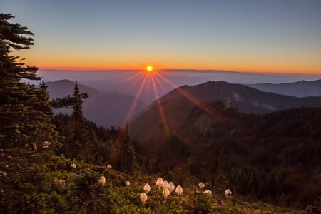 山顶-日落-夕阳-光芒-风景 图片素材