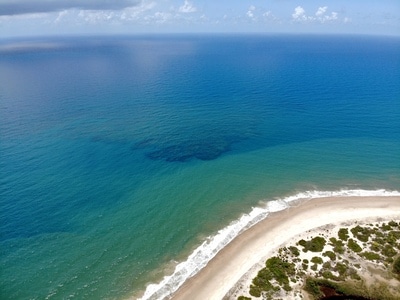 巴西-萨尔瓦多-海滩-蓝天-白云 图片素材