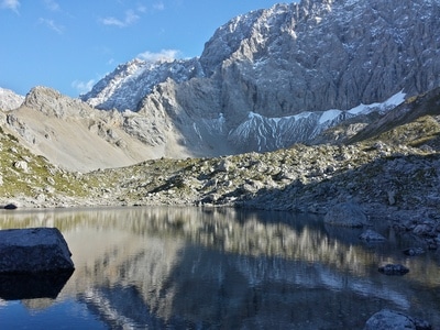 山涧-湖泊-山-山峰-山脉 图片素材