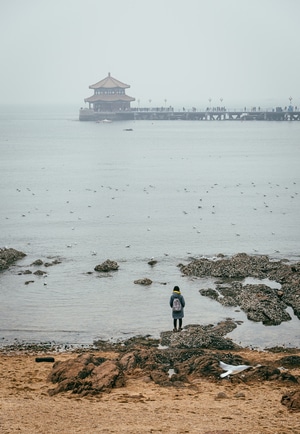 街拍-海-海边-青岛-栈桥 图片素材
