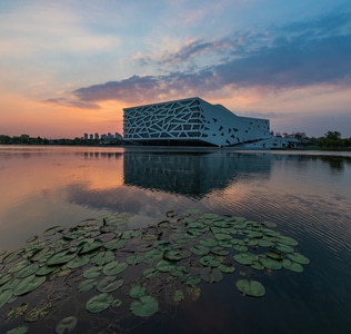 杭州-余杭-大剧院-水面-倒影 图片素材
