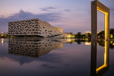 杭州-余杭-大剧院-水面-倒影 图片素材