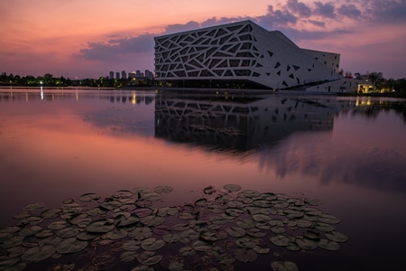杭州-余杭-大剧院-水面-倒影 图片素材