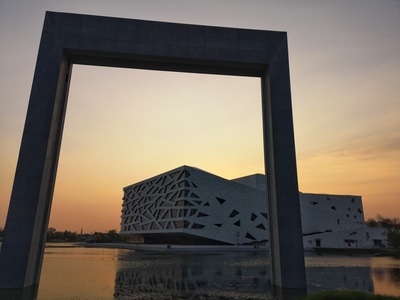 杭州-余杭-余杭大剧院-建筑-晚霞 图片素材