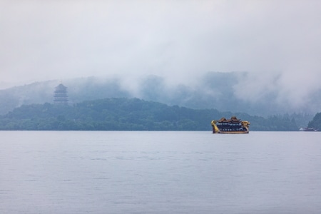 杭州-西湖-曲院风荷公园-雨中-烟雨 图片素材