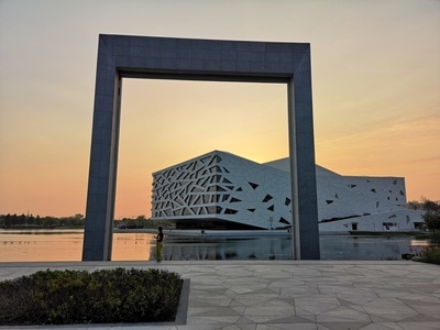 杭州-余杭-余杭大剧院-建筑-晚霞 图片素材