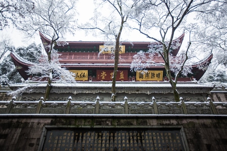 杭州-灵隐寺-雪景-雪霁-房屋 图片素材