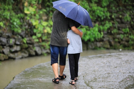 浙江淳安县-芹川古村-下雨-雨天-雨伞 图片素材