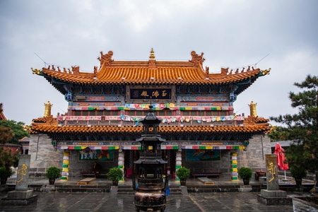 内蒙古-呼和浩特-寺庙-雨中-建筑 图片素材