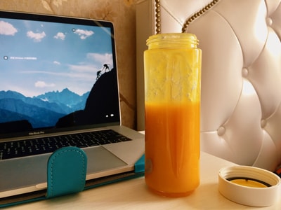 芒果汁-天然-笔记本-桌子-静物 图片素材