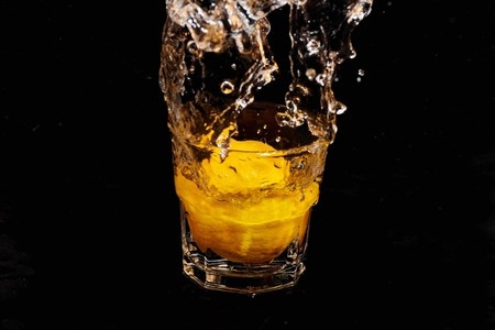 水花四溅-水花-柠檬-红枣-啤酒杯 图片素材