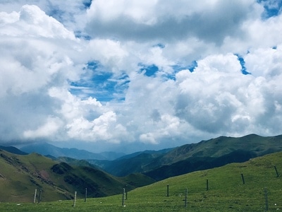 云南-☁️-⛰️-风车-草原 图片素材