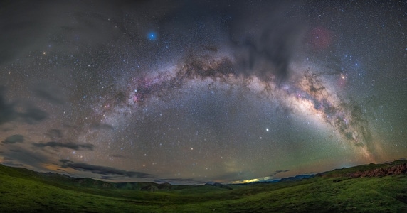 银拱-银河-星空-夜晚-草原 图片素材