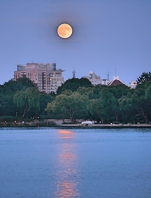 黄昏时分-中秋月-风景-湖-湖泊 图片素材