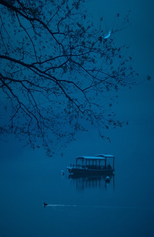 湖畔-月亮-小船-调色-青灰 图片素材