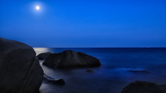 月光-大海-巨石-海浪-牛奶雾 图片素材
