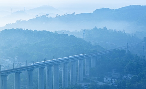 蓝色-动车-桥梁-晨雾-山村 图片素材